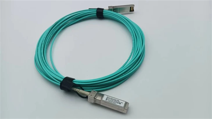 40G QSFP+ aktivni optični kabel (AOC)