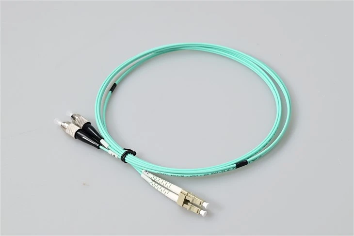 LC UPC na FC UPC OM3 Multimode Duplex patch kabel – G657A1 neobčutljiv na upogibanje, 10 mm min. Polmer upogiba, 2,0 mm LSZH