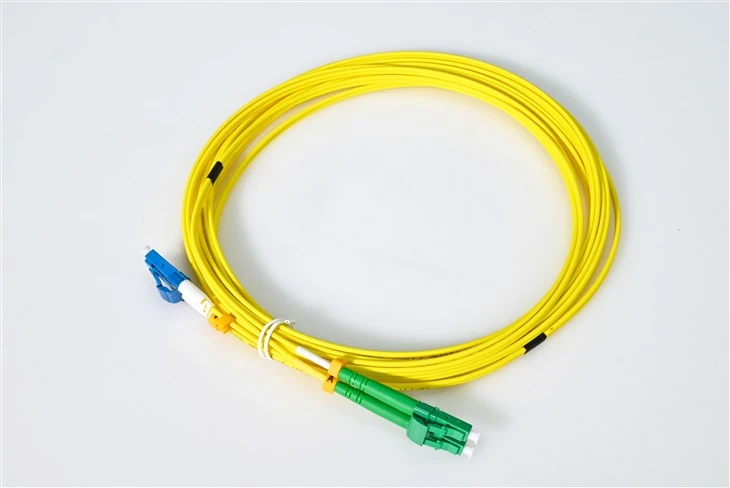 LC UPC na LC APC hibridni enosmerni patch kabel z G657A1 bend-neobčutljivim vlaknom